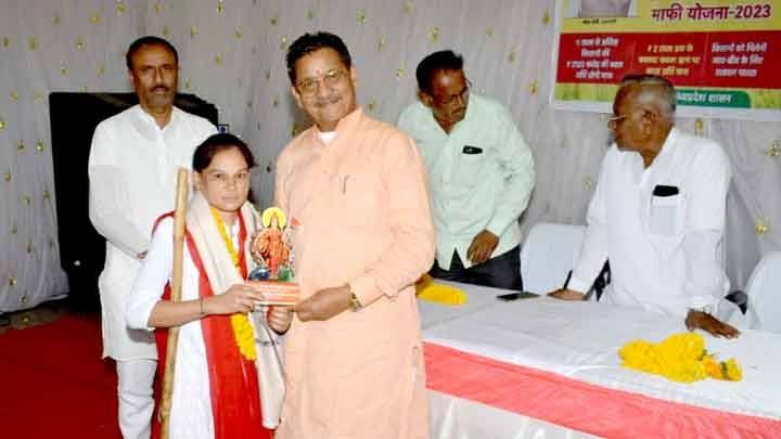 मंत्री श्री पटेल ने दिव्यांग पंजा कुश्ती विजेताओं का किया सम्मान
